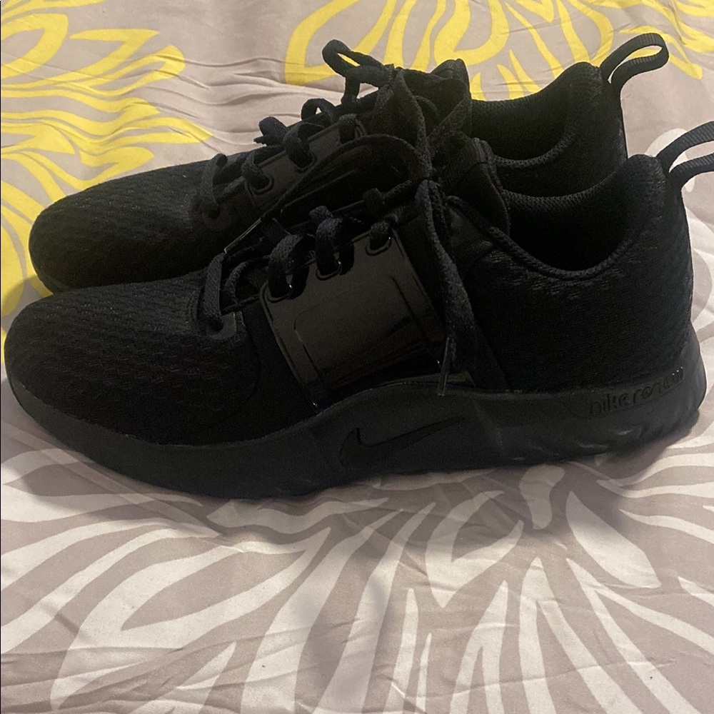 Nike Black Modern Sneakers with Cushioned Sole